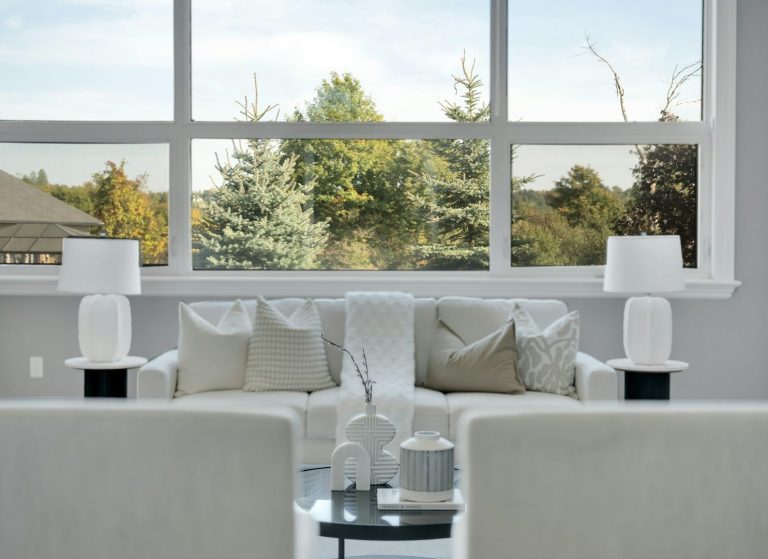 Salon lumineux et organisé dans un intérieur épuré