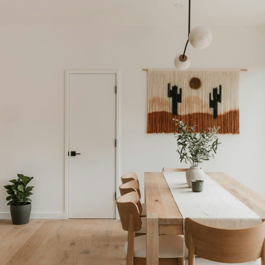Salle à manger épurée et organisée